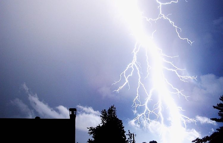 Obrtnici na poslovnom susretu u Jastrebarskom izbjegli najgore - zbog nevremena se dignuo šator i počele se razdvajati metalne šipke