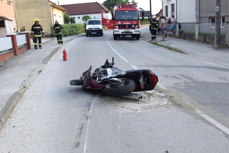 U Mačkovcu motociklist izletio s ceste, udario u parkirano vozilo te u dvorišnu ogradu, teško se ozlijedio