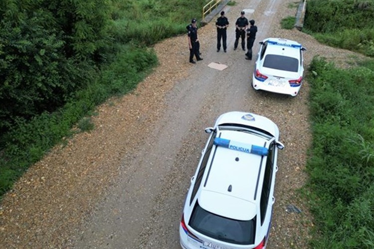 Policajac motorom sletio s ceste, udario u ogradu i stup i završio u bolnici