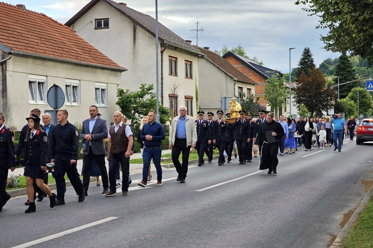 Blagoslovom djece i svečanom procesijom proslavljen blagdan sv. Antuna Padovanskog i Dan Grada Novog Marofa