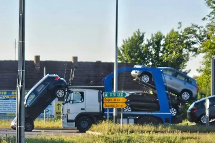 Kakav "biser"! Krivo zavezao automobile koje je prevozio, pa mu jedan ispao nasred kružnog toka!