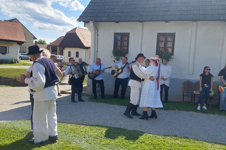 Na prostoru Muzeja „Staro selo” u Kumrovcu održana tradicionalna Zagorska svadba