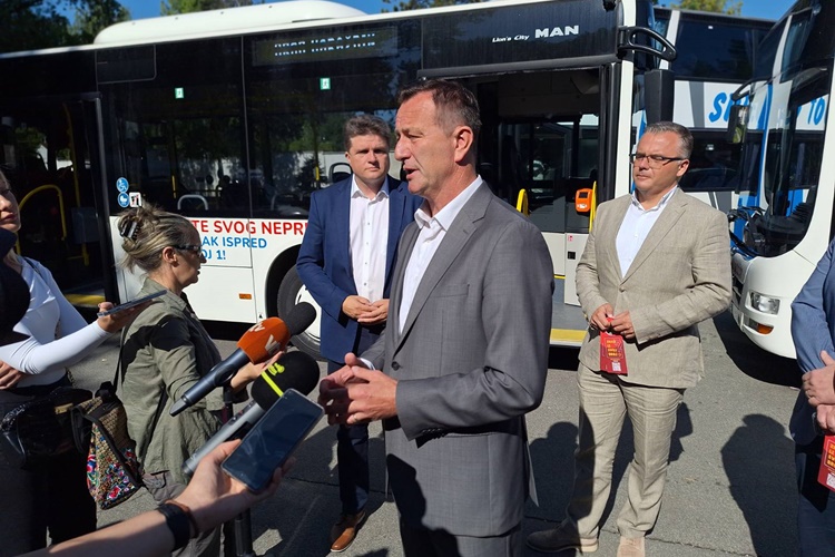 Varaždin nabavio dva nova autobusa koji nose posebne zdravstvene poruke