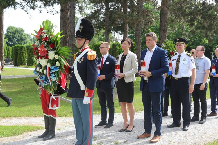 Na varaždinskom groblju položeni vijenci i upaljene svijeće u spomen na poginule i preminule antifašiste