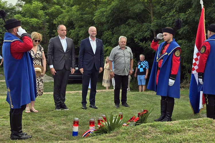 Na Špiranec bregu paljenjem svijeća obilježen Dan antifašističke borbe