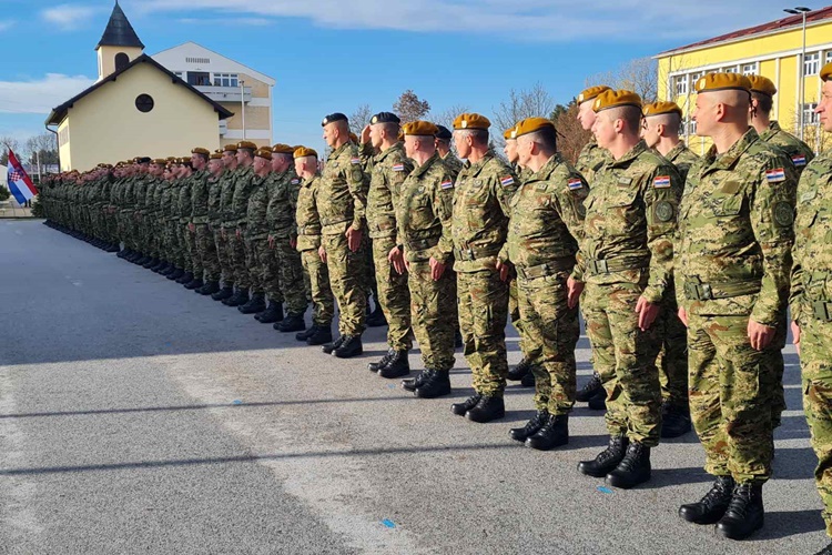 Šesnaest godina nakon ukidanja, vraća se vojni rok