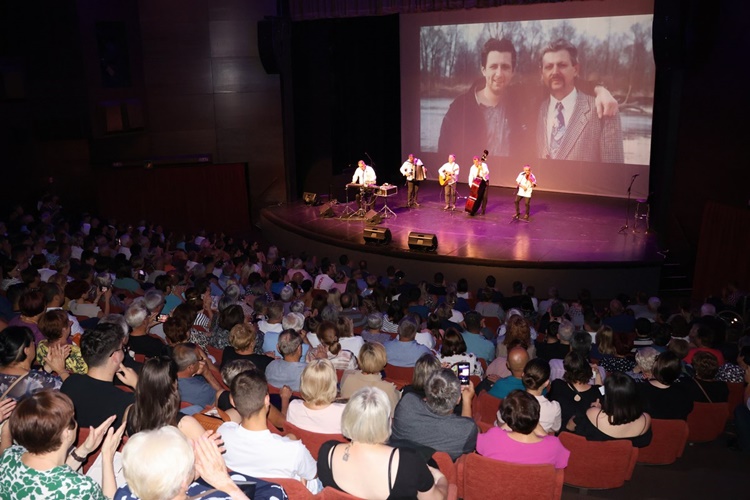 Emotivni koncert u sjećanje na Gustija Draksara imao i humanitarnu notu, nastupili su njegovi brojni prijatelji i suradnici