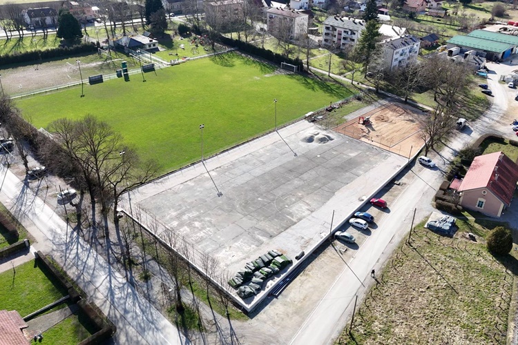 U Donjoj Stubici uređuje se sportski park – završeno je košarkaško igralište, postavit će se umjetna trava na pomoćno, te rekonstruirati glavno nogometno igralište