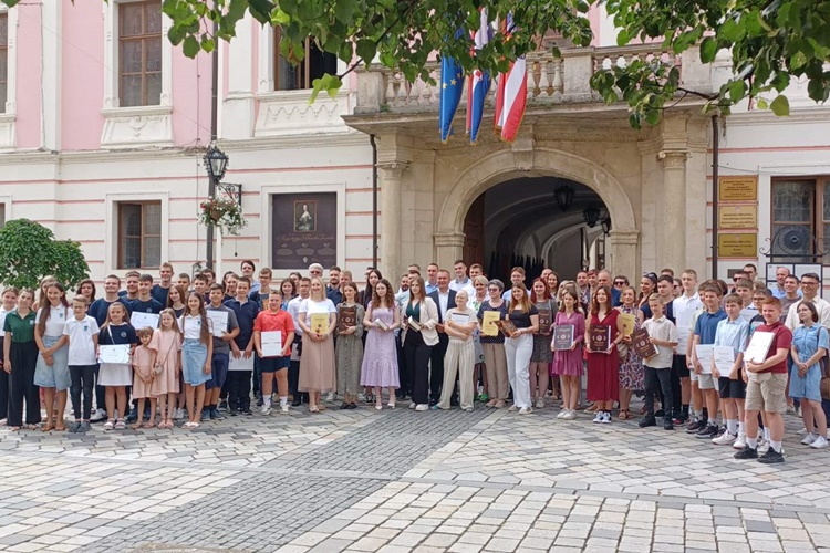 Župan Stričak ugostio uspješne učenike i njihove mentore: „Gdje ste se pojavili, tu ste i osvajali medalje!" A ove su ih godine osvojili čak 101!