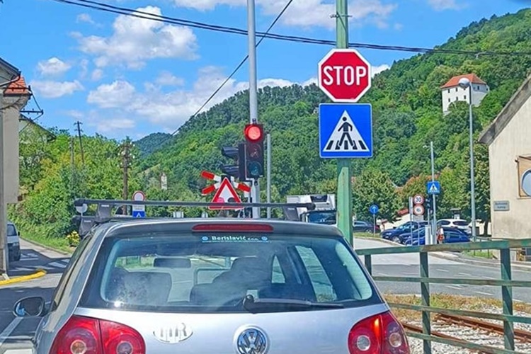 GUŽVA U KRAPINI: Ne radi prometna signalizacija na cestovno-željezničkom prijelazu prema Bregovitoj ulici