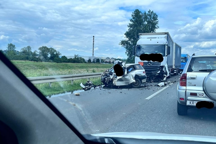 UŽAS na staroj zagorskoj: u teškom sudaru auta i kamiona jedna osoba smrtno je stradala