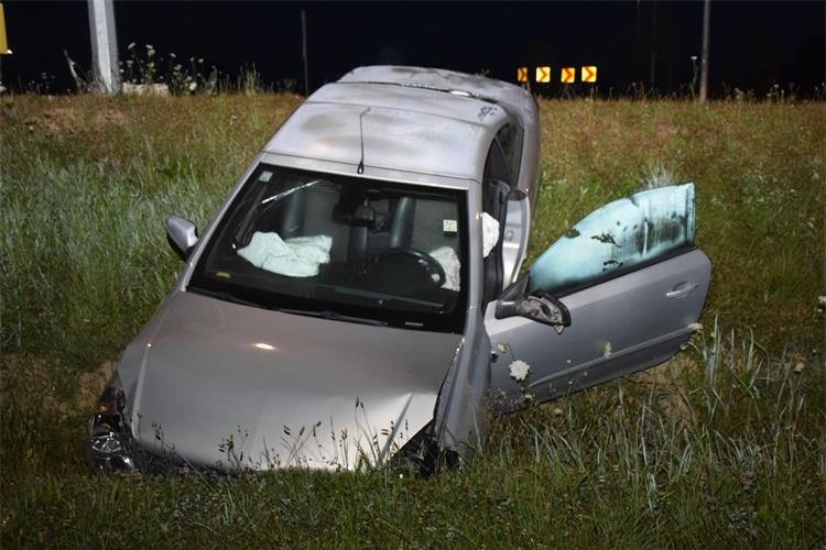 Pijani muškarac prebrzo vozio pa autom sletio u jarak – završio je u bolnici