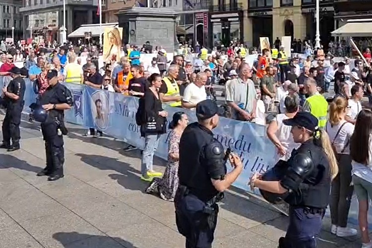 "Klečavci" se opet okupili na glavnom zagrebačkom trgu, ometali ih glasnim bubnjanjem i porukama: „Rađat ću kad i ako želim”