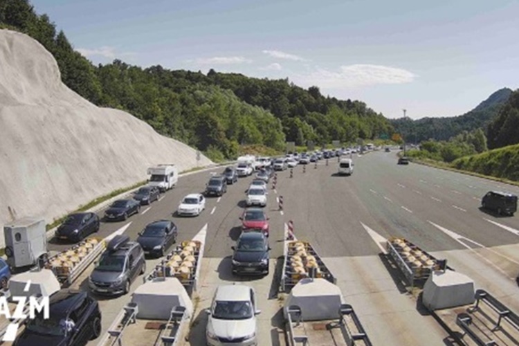 I danas je pojačan promet na važnijim cestama i turističkim središtima, pred naplatom Trakošćan kolona je oko pola kilometra