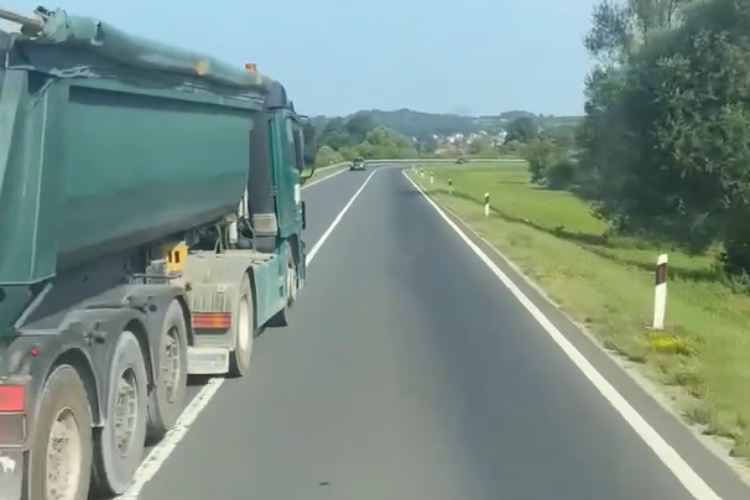  Vozač kamiona na Staroj zagorskoj izveo "škarice": Pogledajte koliko je malo nedostajalo do nesreće 