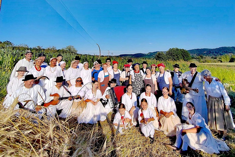 U Bisernoj dolini već 12. put organizirana tradicionalna ručna žetva raži, "težakima" se pridružila i gradonačelnica Ratković