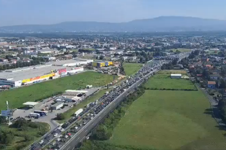 Pogledajte snimke iz zraka: Ovako izgleda kolona na Lučkom