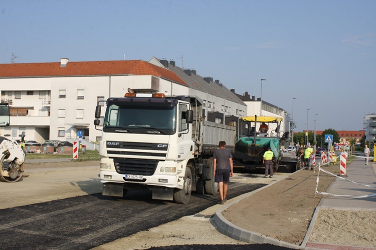 Projekt vrijedan više od milijun eura: u Čakovcu počelo asfaltiranje rekonstruirane prometnice i novog kružnog raskrižja