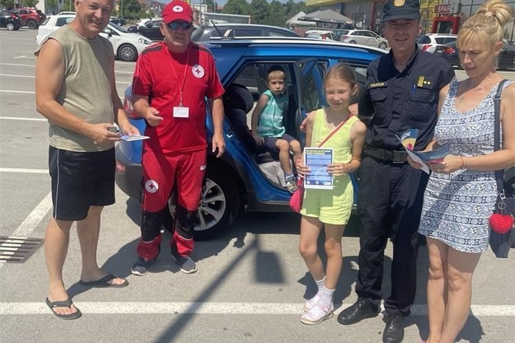 APEL POLICIJE Ne ostavljajte djecu samu u vozilima jer posljedice mogu biti tragične!