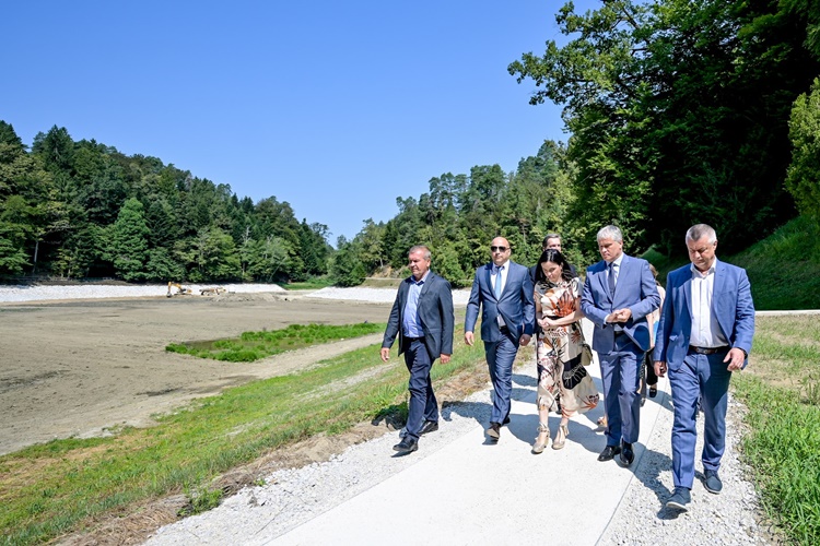 FOTO I VIDEO Radovi na jezeru Trakošćan gotovi u jesen, župan Stričak s ministricom Vučković obišao radove