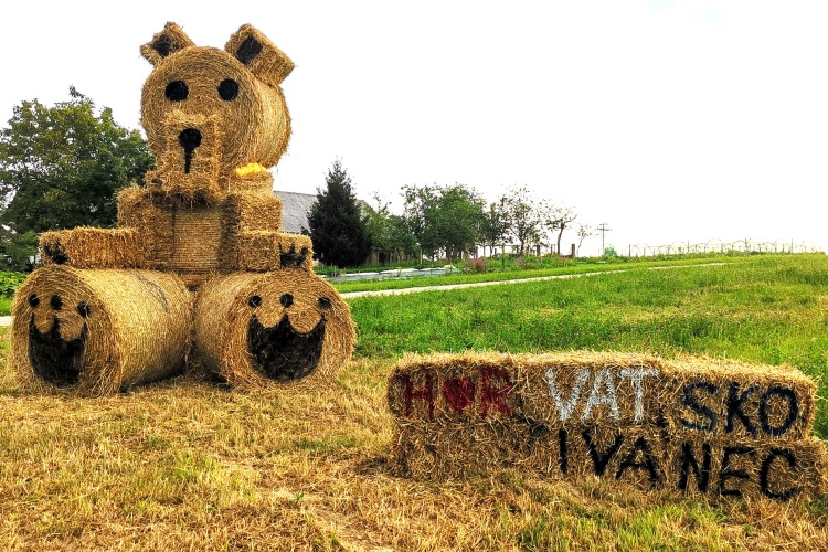 Slamnate skulpture u naselju Horvatsko - radost za najmlađe i prava turistička atrakcija