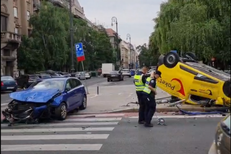 Prometna nesreća u Zagrebu: Sudar poštanskog kombija i auta