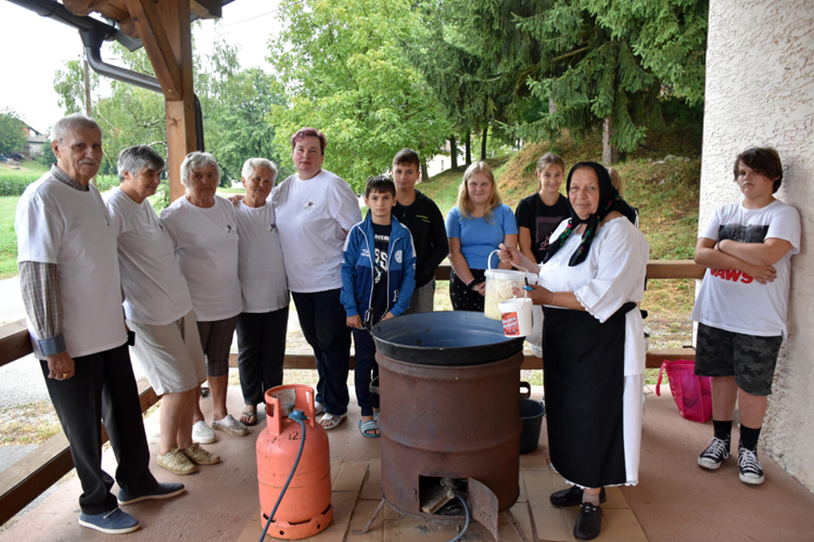 Članice i članovi ludbreških udruga „Život” i „Lavanda” u Čukovcu uprizorili izradu sapuna na tradicionalni način