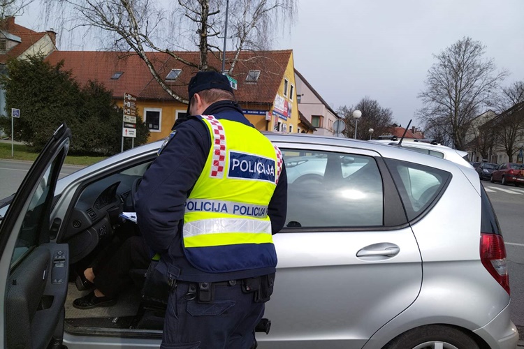 Upozorenje odvjetnika: „Kad vas zaustavi policija nikada im nemojte odgovarati na ovo pitanje”