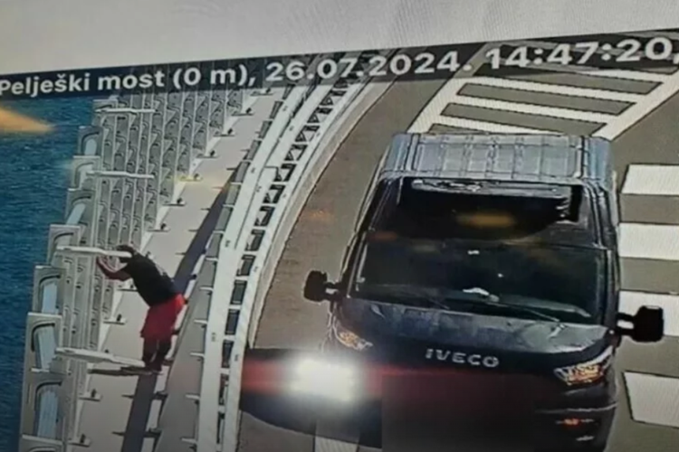 Kako nekome to padne na pamet?! Muškarac zaustavio auto na Pelješkom mostu kako bi napravio – ovo!