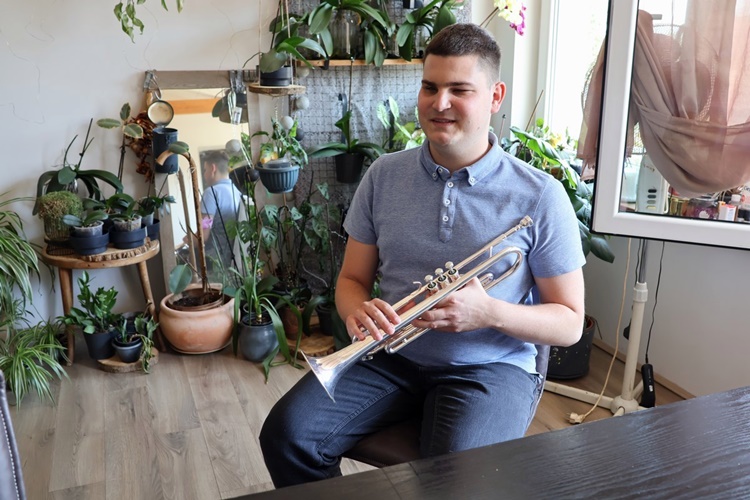 Erik Vrbanec slijepi je mladić iz Strahoninca kojega je ljubav prema trubi odvela na Muzičku akademiju u Zagreb