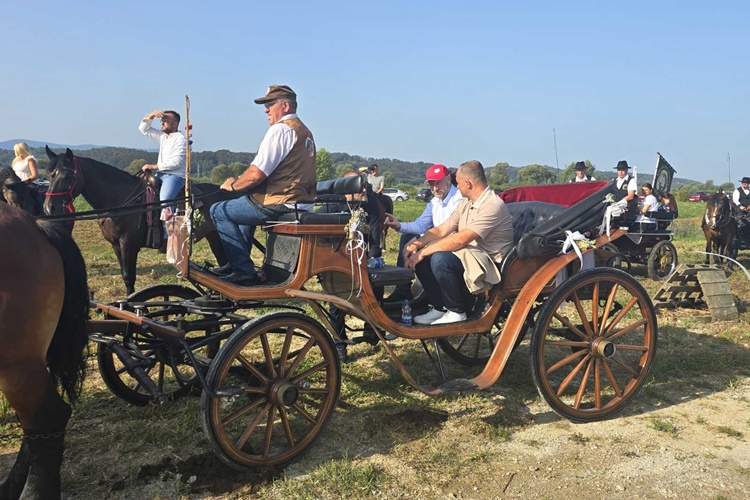 Oko 150 kočija i 300 jahača na 22. vozočašću u Mariju Bistricu – Župan Kolar: Novcem možete kupiti sve, ali ne i tradiciju!