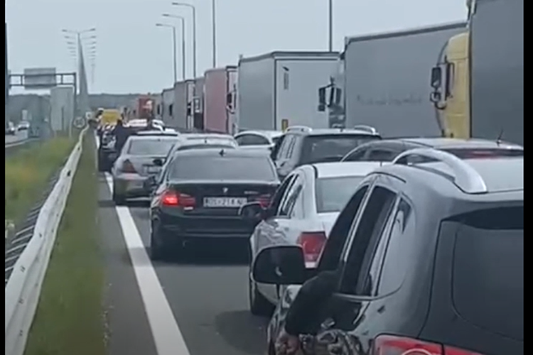 Prometna nesreća na A1: Vozi se jednim trakom, kolona je duga 18 kilometara, iz kamiona se izlila nafta