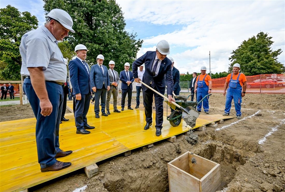 Premijer Plenković položio kamen temeljac za početak dogradnje OŠ Ivanec - Varaždinska županija bit će prva s jednosmjenskom nastavom u Hrvatskoj