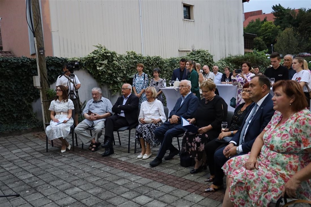 U Galeriji grada Krapine otvorena retrospektivna izložba Ivana Lovrenčića i promovirana knjiga Luke Paljetka