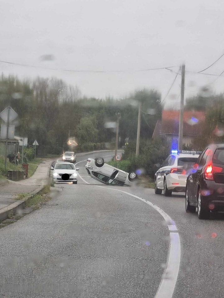 OPREZ: Teška prometna nesreće u Krušljevu Selu, auto završio na krovu