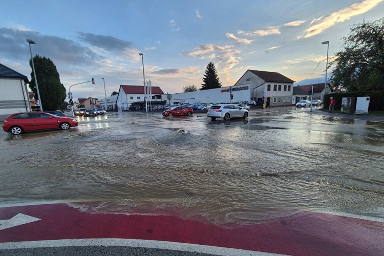 FOTO Raskrižje na ulazu u Varaždin na vodi! "Pukla je cijev, voda šiklja iz asfalta"