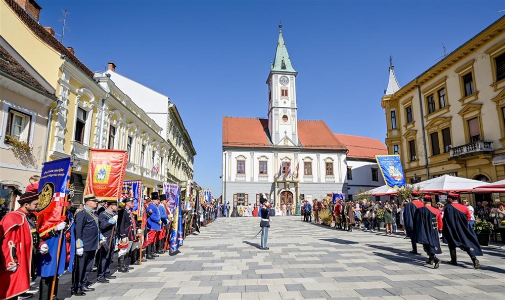 Više od 20 postrojbi s oko 120 sudionika predstavilo se u Varaždinu na 26. Susretu povijesnih postrojbi