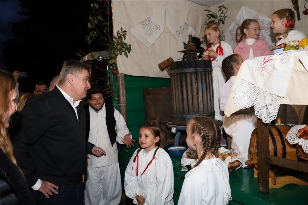 Tradicionalno Pajdaško sprehajanje oduševilo brojne posjetitelje, stigao i predsjednik Milanović - Zlatni lampaš DND-u Zlatar!