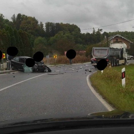 Teški frontalni sudar u Zlataru – automobil se skršio u kamion, cesta zatvorena