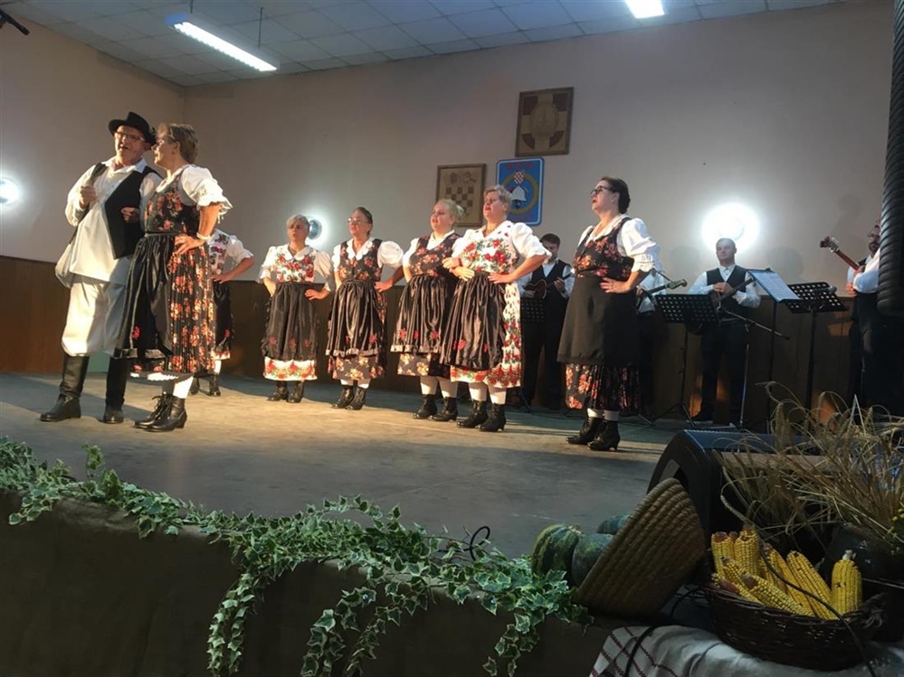 U Petrijancu održana "Večer folklora" na kojoj je nastupilo stotinjak izvođača