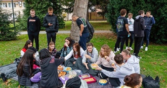 Učenici i nastavnici Srednje škole Ivanec piknikom, kestenijadom i seoskim igrama u gradskom parku obilježili Svjetski dan hrane