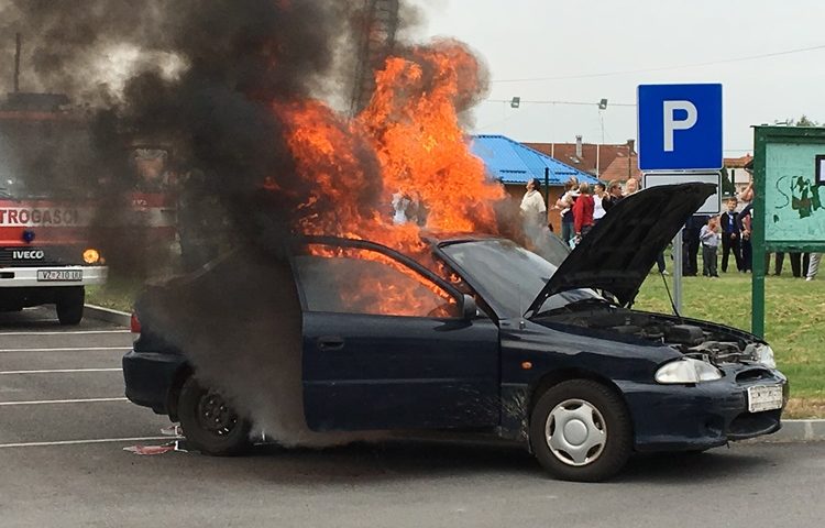 PRIPAZITE: Na A3 blizu izlaza Križ se zapalio auto