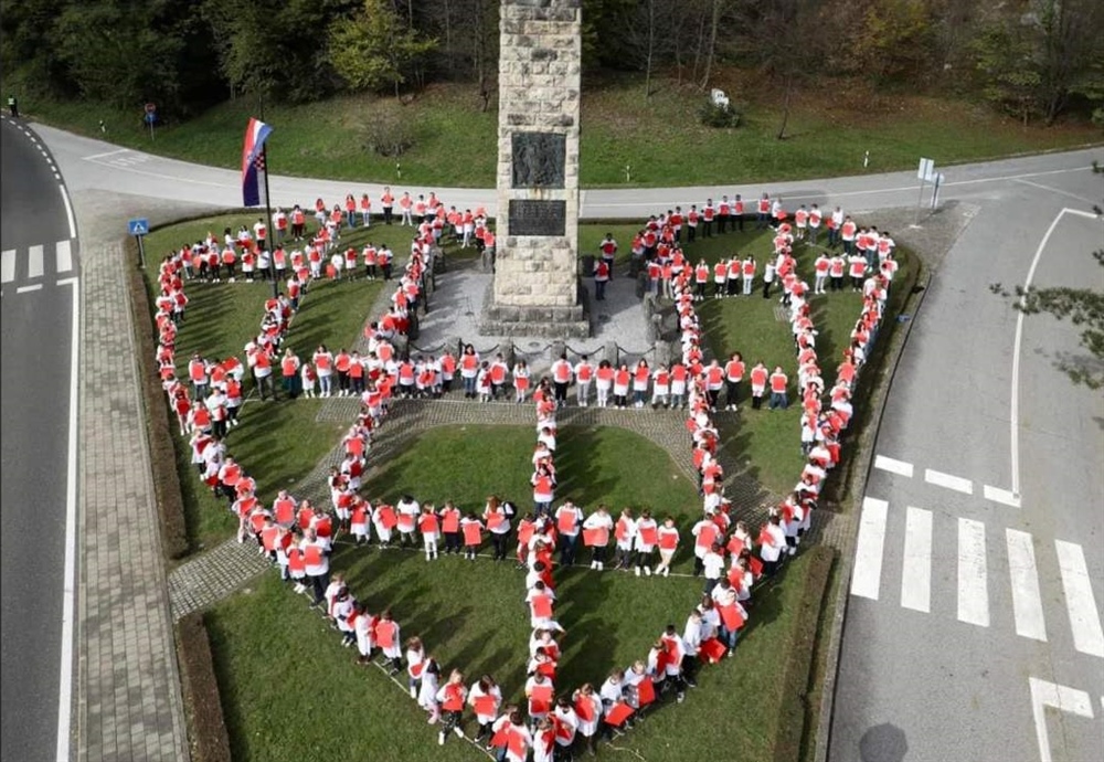 Milenijska fotografija u čast Lijepoj Našoj: 300 djece se okupilo u Zelenjaku. Kolar: Stvorit će nezaboravan trenutak u čast himne