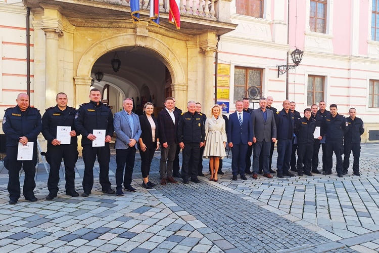 Na Sveučilištu Sjever prvi vatrogasci završili edukaciju o zbrinjavanju unesrećenih u hitnim situacijama – Stričak: Znanja iz taktičke medicine važna su im i neophodna