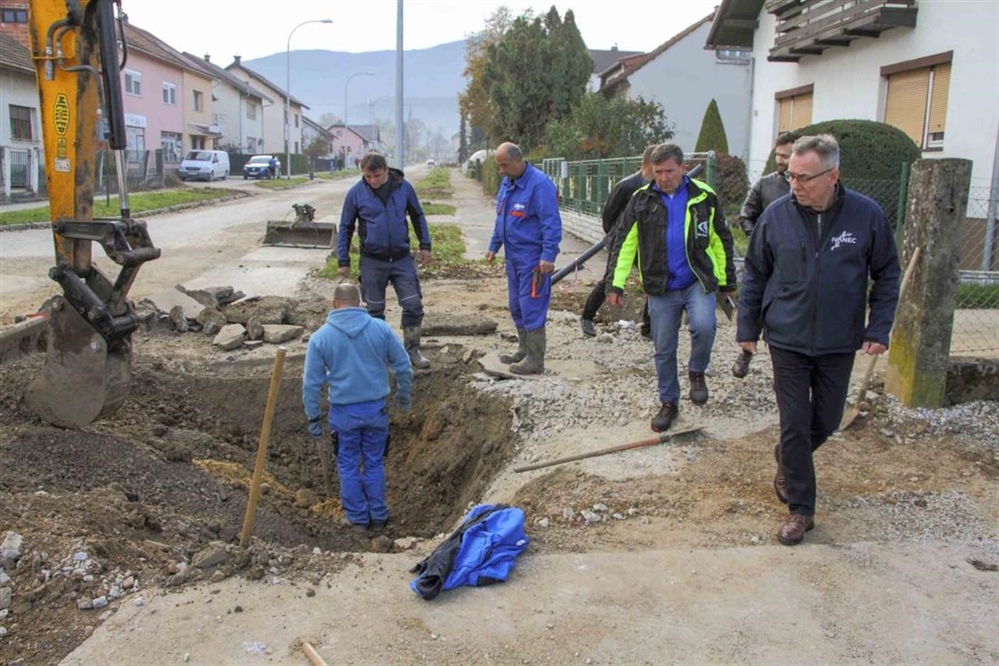 Gradonačelnik Batinić i gradski čelnici u obilasku Nazorove ulice: Uskoro asfaltiranje, novi drvored i modernizacija nogostupa