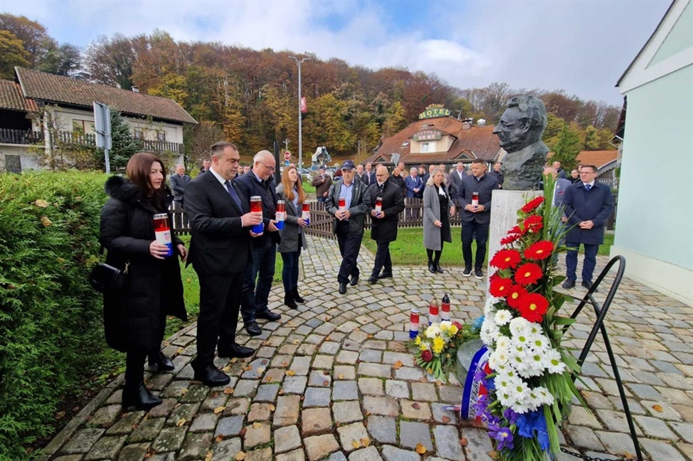 Izaslanstvo HDZ-a Krapinsko-zagorske županije povodom blagdana Svih svetih položilo vijenac i zapalilo svijeće ispred rodne kuće dr. Franje Tuđmana