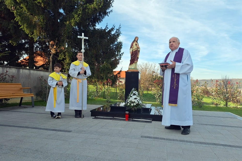 Blagoslovljen novouređeni plato na mjesnom groblju u Svibovcu vrijedan više od 26 tisuća eura