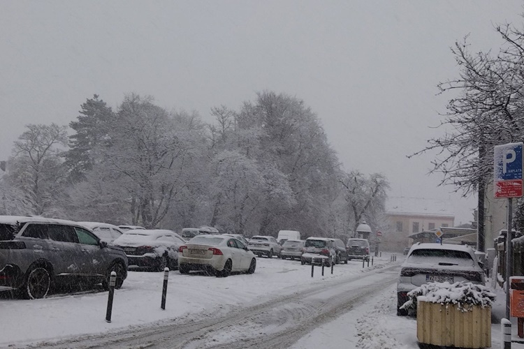 U nekoliko županija pravi kaos zbog snijega, dijelovi Međimurja bez struje, na prometnice se srušilo drveće