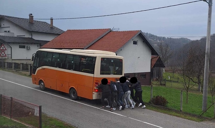 NEVJEROJATAN PRIZOR- Složni dečki priskočili u pomoć: Kad se male ruke slože, poguraju i autobus