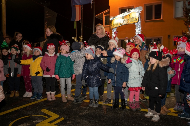 Foto: Pogledajte kako je bilo na paljenju druge adventske svijeće u Beretincu